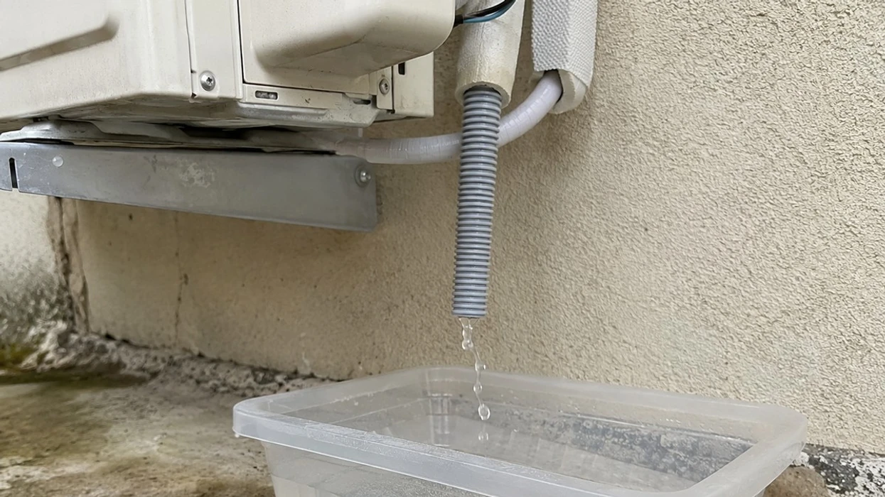 Uji nga kondicioneri mund të bëhet shpëtim për lulet, xhamat dhe hekurin me avull