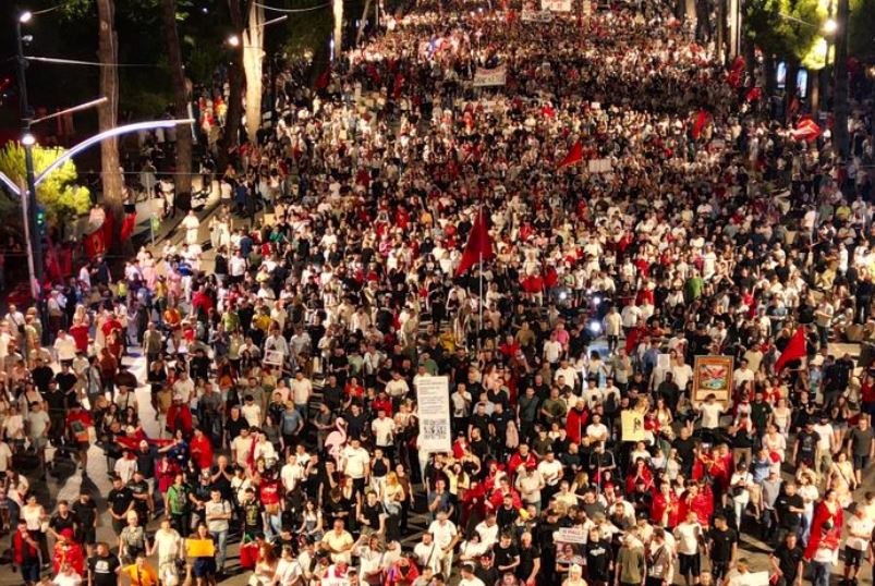“Rama jep dorëheqjen”- Sot protesta e 19-të, mijëra qytetarë në sheshe e rrugë për largimin e qeverisë
