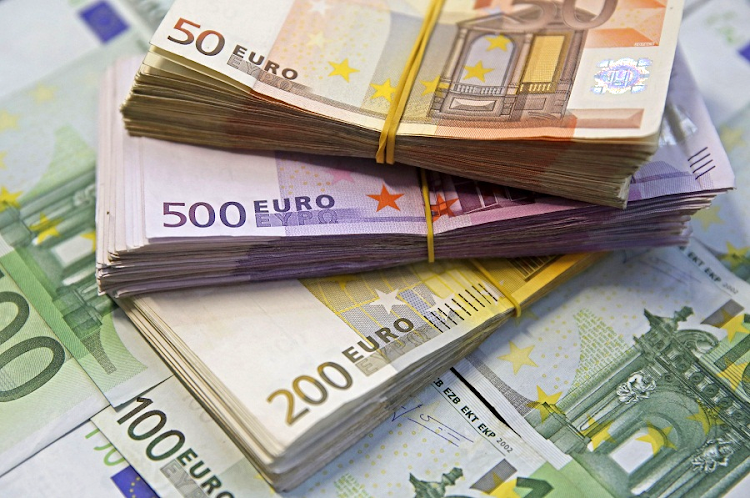 Euro e dollari e mbyllin majin më të DOBËTA se kurrë! Rekord i ri edhe për rezervat valutore, 7.5 mld €