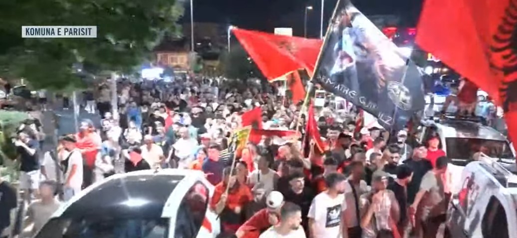 VIDEO/ Nga kryeministria te “Komuna e Parisit”, mijëra qytetarë marshojnë nëpër Tiranë: Ju erdhi fundi! Rama jepe dorëheqjen!