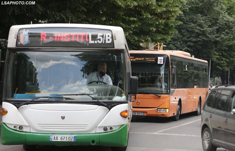 Bileta e autobusit me kartë bankare? Ja çfarë thotë Shoqata e Transportit